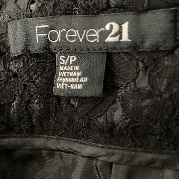 Black mini skirt with laser cut design over lining - Picture 2 of 10